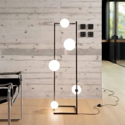 ANGOLO Bodenstehlampe mit fünf Kugelgläsern