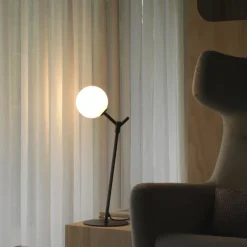 ATOM Hohe Tischleuchte in minimalistischem Design