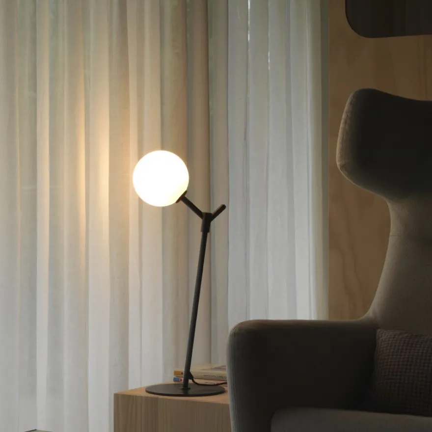 ATOM Hohe Tischleuchte in minimalistischem Design