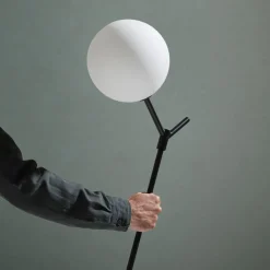 ATOM Minimalistische Design Stehleuchte mit Glaskugel