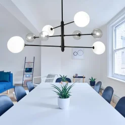 ATOM Minimalistischer Kronleuchter mit Kugelglas