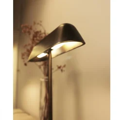 BUTTERFLY Elegante Schreibtischleuchte mit länglichem Metallschirm