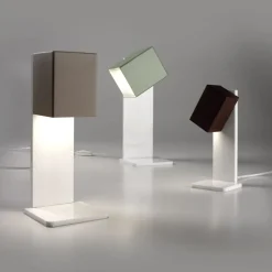 CUBIS Tischlampe mit schwenkbarer LED Lichtquelle