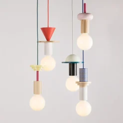 JUNIT Farbige Holzpendellampe im Memphis-Stil