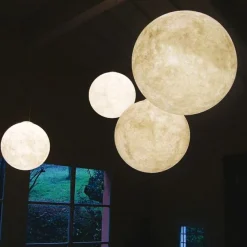 LUNA Mond-Leuchte aus weißem Kunstharz in vier Größen