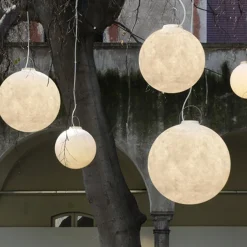LUNA OUTDOOR Mond-Leuchte aus weißem Kunstharz