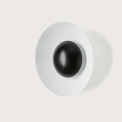 LUNAR ECLIPSE Wandleuchte mit gewölbtem Metallschirm