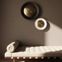 LUNAR ECLIPSE Wandleuchte mit gewölbtem Metallschirm