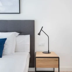 LYB Hohe Tischleuchte in minimalistischem Design