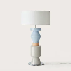 NOA Moderne Tischleuchte mit buntem Glas-Fuß