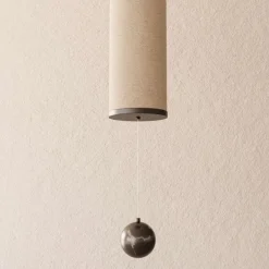NOVELLA Lange Pendelleuchte Leinen Beige vertikal