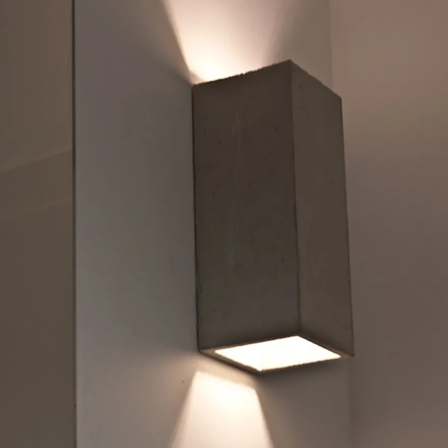 ORTHO 65 Zweistrahlige Beton-Außenleuchte