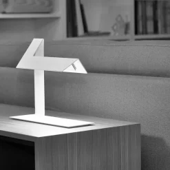 PLIÉ LED Tischleuchte aus gefaltenem Aluminiumblech in Weiß oder Schwarz
