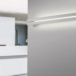 SESAMO Lange Wandleuchte mit verstellbarer Blende
