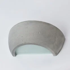 SOFFA Halbrunde Wandleuchte aus Leichtbeton