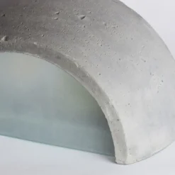 SOFFA Halbrunde Wandleuchte aus Leichtbeton